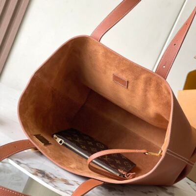 img_1578ca1d_20240925_a1727255951617_0147_jpg LOW KEY CABAS 47 IN SASSY SALMON GRAINED CALFSKIN GOLD BUCKLE
