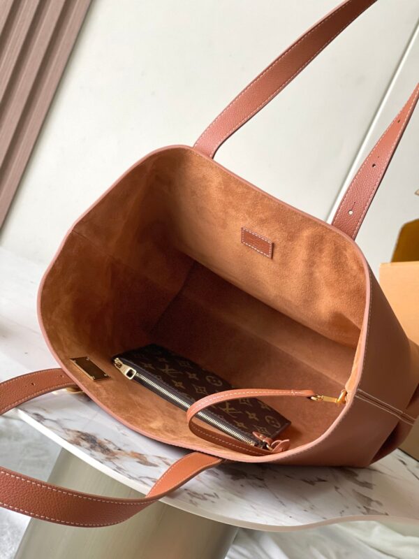 img_1578ca1d_20240925_a1727255951617_0147_jpg LOW KEY CABAS 47 IN SASSY SALMON GRAINED CALFSKIN GOLD BUCKLE