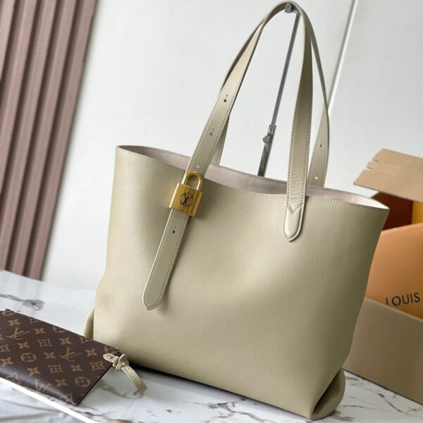 img_1578ca1d_20240925_a1727256081303_2465_jpg LOW KEY CABAS 47 IN BEIGE GRAINED CALFSKIN GOLD BUCKLE