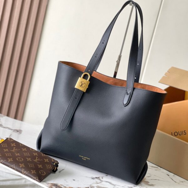 img_1578ca1d_20240925_a1727256138603_6366_jpg LOW KEY CABAS 47 IN BLACK GRAINED CALFSKIN GOLD BUCKLE
