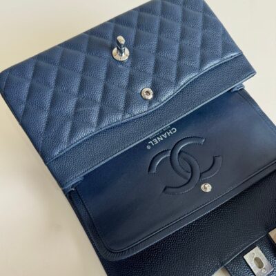 CC CLASSIC FLAP BAG 25 IN NAVY BLUE GRAINED CALFSKIN SILVER HARDWARE