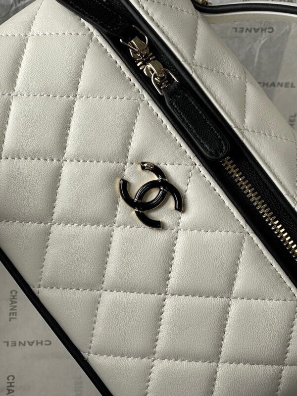 img_1dbcbf4f_20260525_windows1779739842879_1278894186-1636506725_jpg CHANEL 26S VANITY BAG 19 IN WHITE QUILTED LAMBSKIN SILVER HARDWARE