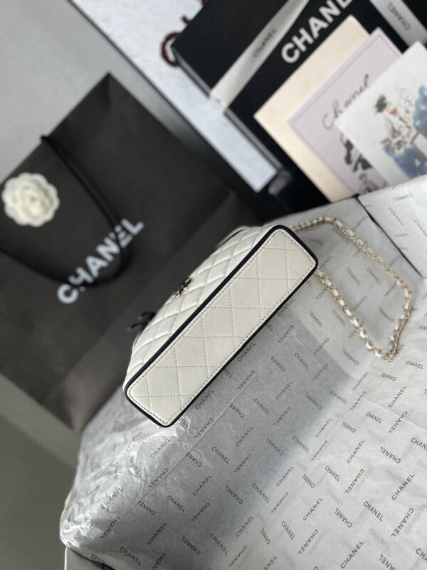 img_1dbcbf4f_20260525_windows1779739843677_2079852777-91294874_jpg CHANEL 26S VANITY BAG 19 IN WHITE QUILTED LAMBSKIN SILVER HARDWARE