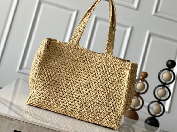 img_264ef64b_20240830_i1724954906_2757_3_jpg ONTHEGO MM 37 IN BEIGE WOVEN RAFFIA WITH LEATHER DETAILING