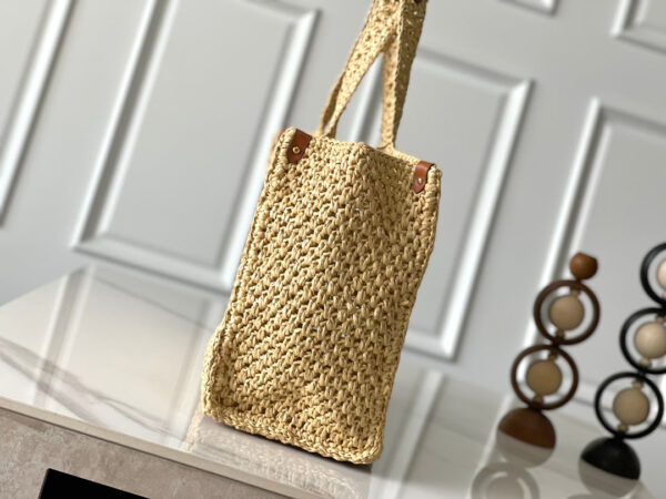 img_264ef64b_20240830_i1724954906_4562_5_jpg ONTHEGO MM 37 IN BEIGE WOVEN RAFFIA WITH LEATHER DETAILING