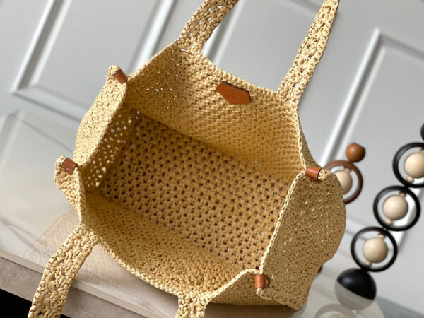 img_264ef64b_20240830_i1724954906_7442_0_jpg ONTHEGO MM 37 IN BEIGE WOVEN RAFFIA WITH LEATHER DETAILING