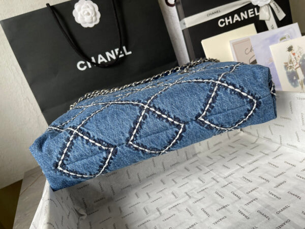 img_2a2a0253_20240321_i1711035615_4459_0_jpg CC LARGE 42 CROSSBODY BAG IN BLUE DENIM WITH CHAIN