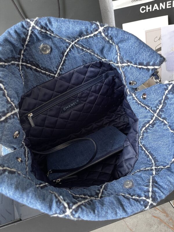 img_2a2a0253_20240321_i1711035616_747_6_jpg CC LARGE 42 CROSSBODY BAG IN BLUE DENIM WITH CHAIN