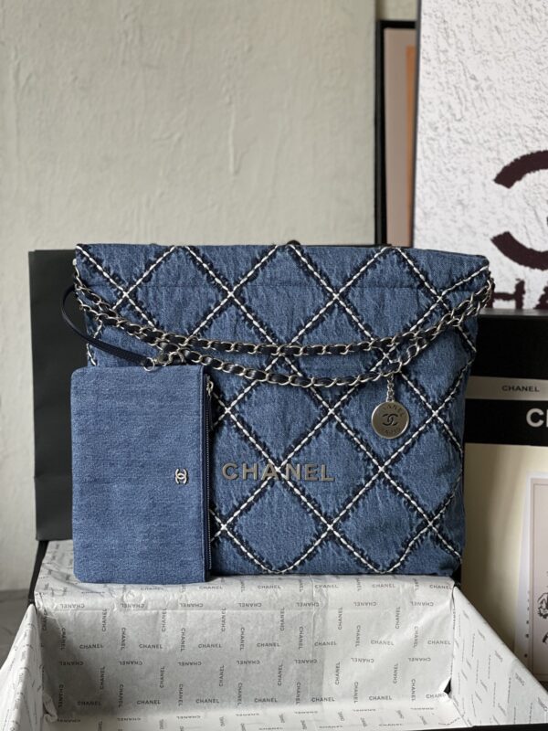 img_2a2a0253_20240321_i1711035616_902_8_jpg CC LARGE 42 CROSSBODY BAG IN BLUE DENIM WITH CHAIN