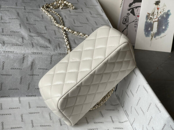 img_2a2a0253_20240412_i1712907255_7155_4_jpg CC MINI 18 FLAP BAG IN WHITE LAMBSKIN