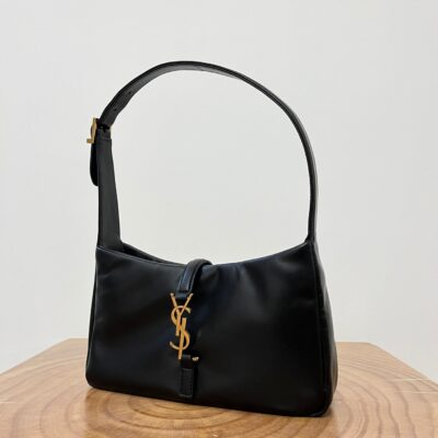 LE 5 À 7 BAG 24 BLACK GLOSSY CALFSKIN HOBO