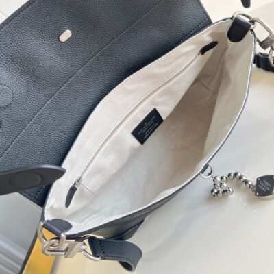 img_42f08f7f_20240904_i1725427258_4378_7_jpg STEAMER CROSSBODY 30 IN BLACK CALFSKIN SILVER HARDWARE