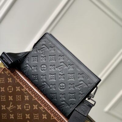 POCHETTE VOYAGE 22 IN BLACK MONOGRAM SHADOW CALFSKIN