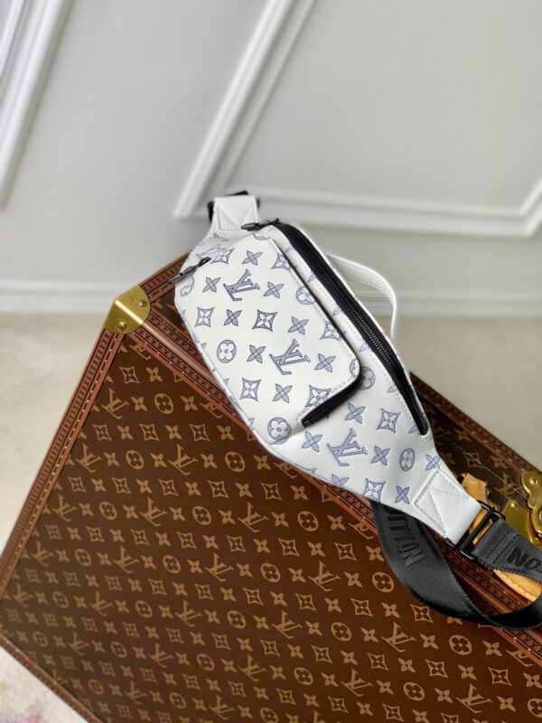 img_4828b284_20240529_i1716977227_2888_8_jpg RUSH BUMBAG 30 IN WHITE MONOGRAM SHADOW CALFSKIN