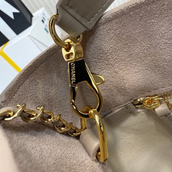 CHANEL 26S BUCKET SHOULDER BAG 26 IN LIGHT BEIGE SUEDE AND CALFSKIN GOLD HARDWARE