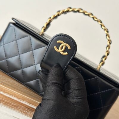 VINTAGE COSMETIC BAG 22 IN BLACK SHINY CALFSKIN GOLD HARDWARE