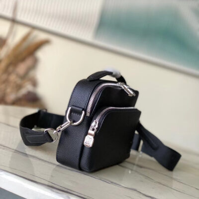  AVENUE MESSENGER 22 IN BLACK CALFSKIN