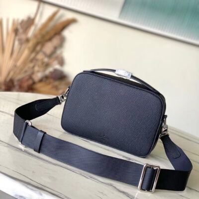  AVENUE MESSENGER 22 IN BLACK CALFSKIN