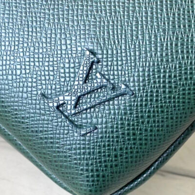  AVENUE MESSENGER 22 IN FOREST GREEN CALFSKIN