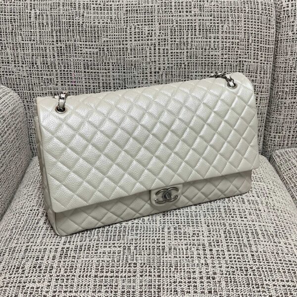 img_834e1079_20260103_a1767443911713_0807_jpg CHANEL 26S CLASSIC JUMBO FLAP BAG 46 IN LIGHT GREY CAVIAR CALFSKIN DARK SILVER HARDWARE