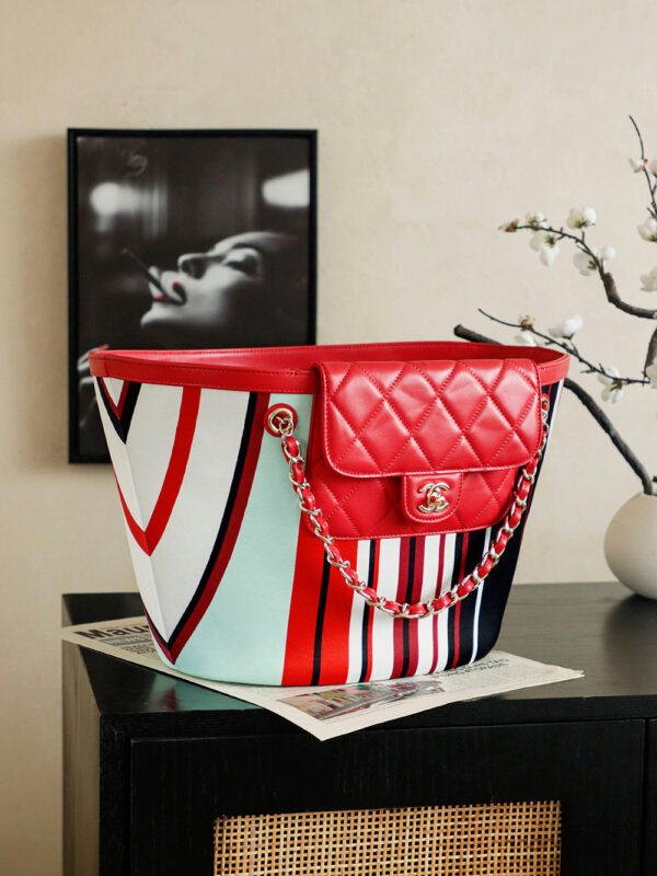 img_8e603200_20260618_i1781772813965_6557_0_0_jpg CHANEL 26S LARGE TOTE BAG 54 IN RED MULTICOLOR CANVAS AND CALFSKIN GOLD HARDWARE