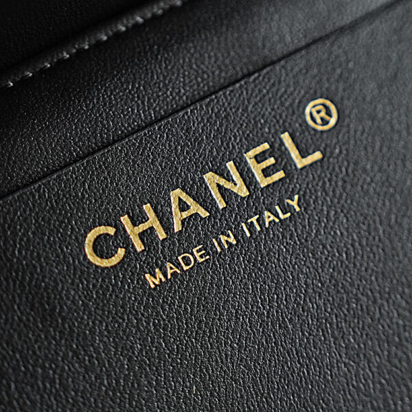 CHANEL 26S CLASSIC FLAP MEDIUM 23 IN NATURAL RAFFIA AND BLACK CALFSKIN GOLD HARDWARE