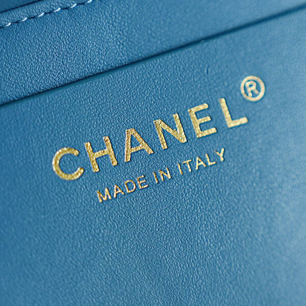 CHANEL 26S CLASSIC FLAP MEDIUM 23 IN NATURAL RAFFIA AND LIGHT BLUE CALFSKIN GOLD HARDWARE