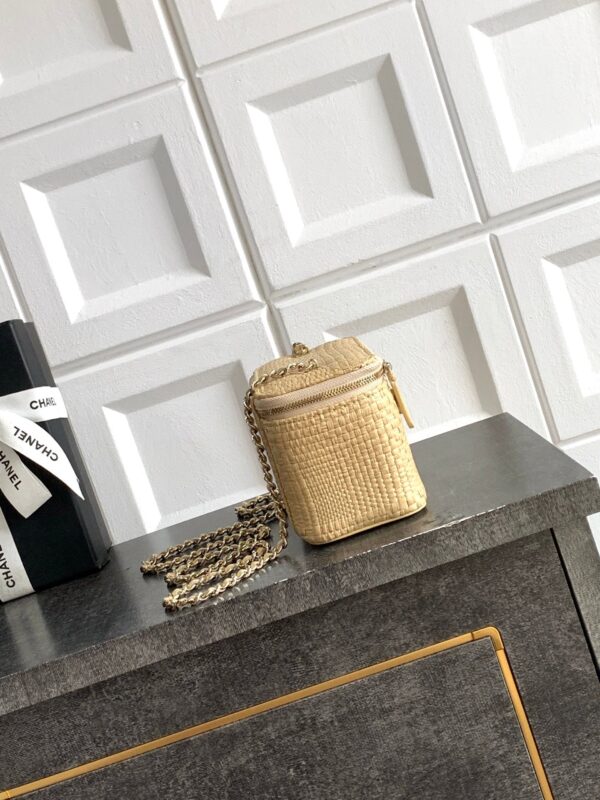 img_9322ccb2_20260508_i1778244337417_1887_0_1_jpg CHANEL 26S VANITY CASE 17 IN BEIGE WOVEN RAFFIA GOLD HARDWARE