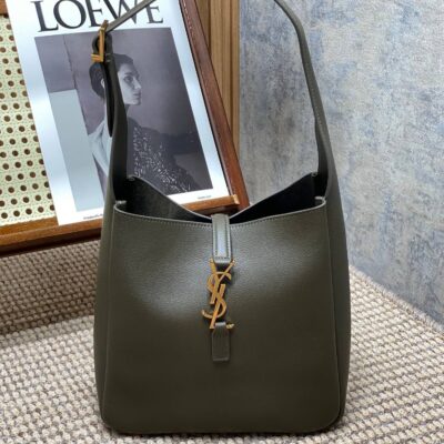 img_aed707d3_20231011_a1697004027548_8887_jpg LE 5 À 7 SMALL SUPPLE 22 IN DARK GREEN CALFSKIN GOLD BUCKLE