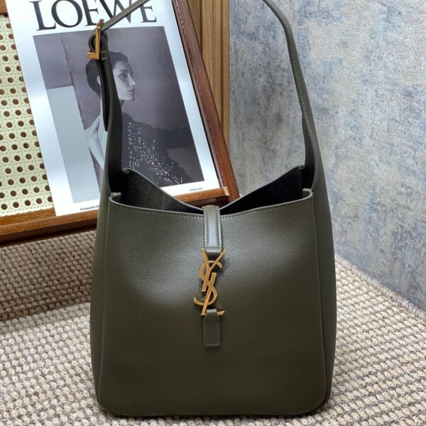 LE 5 À 7 SMALL SUPPLE 22 IN DARK GREEN CALFSKIN GOLD BUCKLE