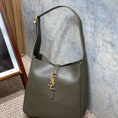 img_aed707d3_20231011_a1697004027995_7082_jpg LE 5 À 7 SMALL SUPPLE 22 IN DARK GREEN CALFSKIN GOLD BUCKLE