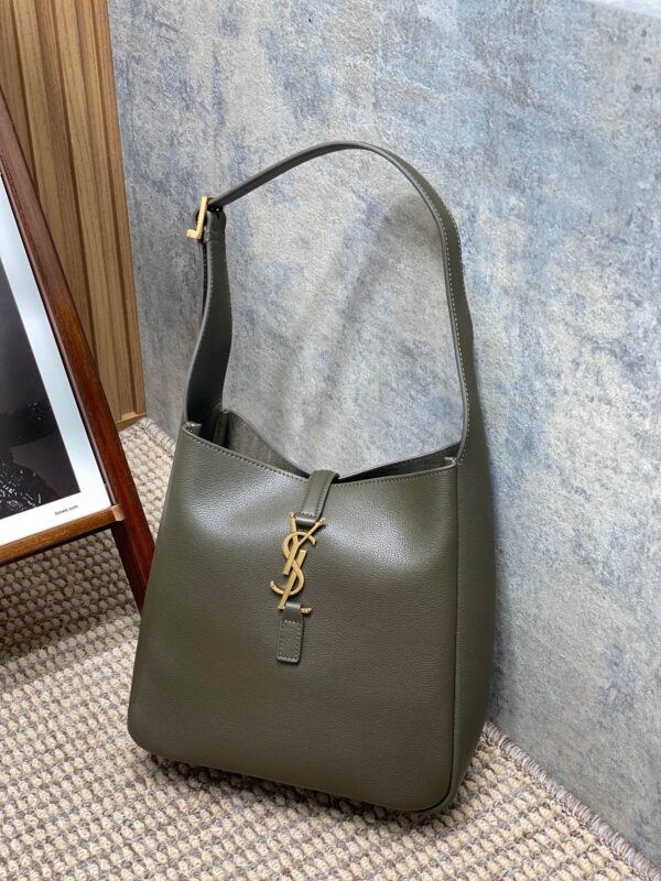 img_aed707d3_20231011_a1697004027995_7082_jpg LE 5 À 7 SMALL SUPPLE 22 IN DARK GREEN CALFSKIN GOLD BUCKLE