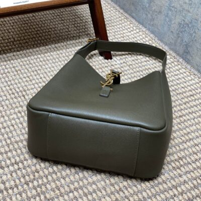 img_aed707d3_20231011_a1697004028428_5641_jpg LE 5 À 7 SMALL SUPPLE 22 IN DARK GREEN CALFSKIN GOLD BUCKLE