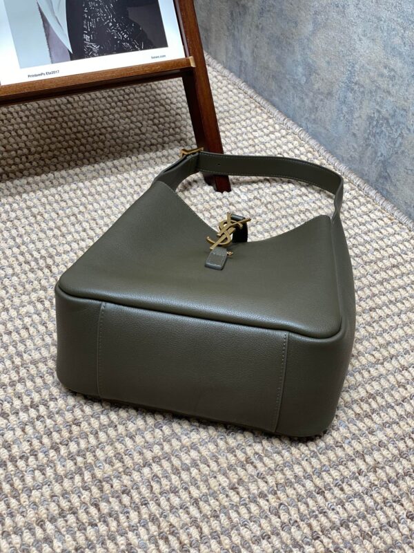 img_aed707d3_20231011_a1697004028428_5641_jpg LE 5 À 7 SMALL SUPPLE 22 IN DARK GREEN CALFSKIN GOLD BUCKLE