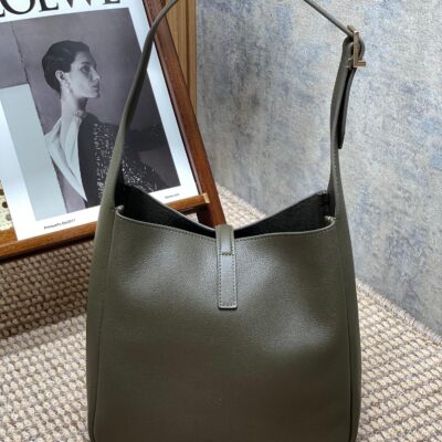 img_aed707d3_20231011_a1697004028784_5320_jpg LE 5 À 7 SMALL SUPPLE 22 IN DARK GREEN CALFSKIN GOLD BUCKLE