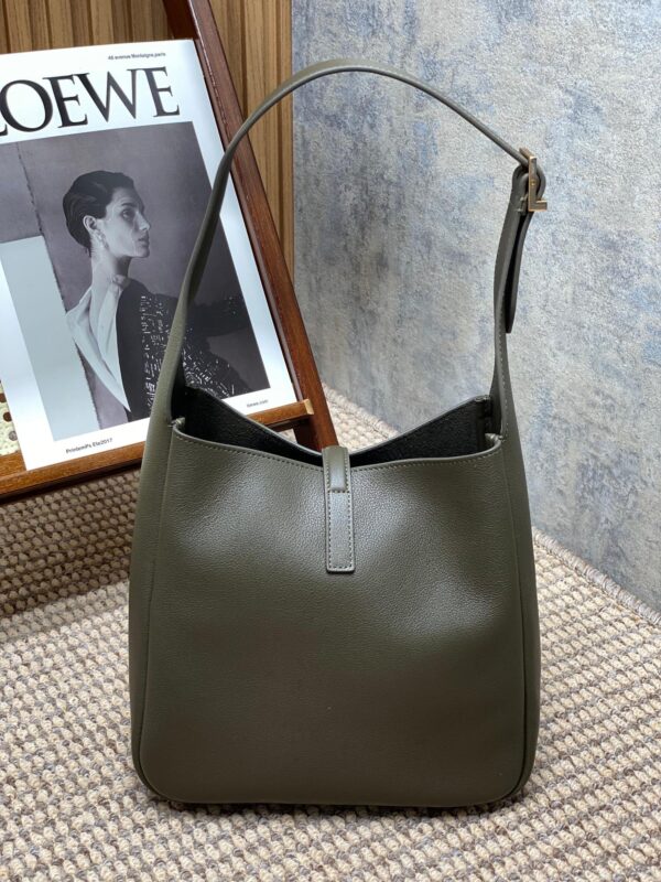 img_aed707d3_20231011_a1697004028784_5320_jpg LE 5 À 7 SMALL SUPPLE 22 IN DARK GREEN CALFSKIN GOLD BUCKLE