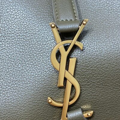 img_aed707d3_20231011_a1697004029359_7167_jpg LE 5 À 7 SMALL SUPPLE 22 IN DARK GREEN CALFSKIN GOLD BUCKLE