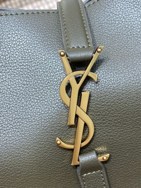 img_aed707d3_20231011_a1697004029359_7167_jpg LE 5 À 7 SMALL SUPPLE 22 IN DARK GREEN CALFSKIN GOLD BUCKLE