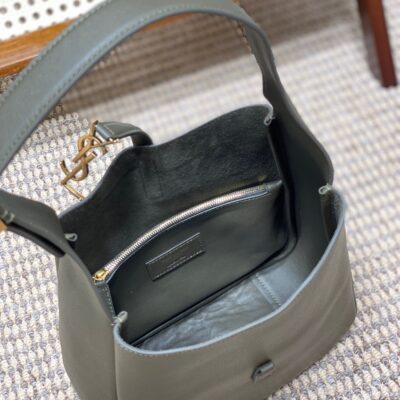 img_aed707d3_20231011_a1697004029678_2581_jpg LE 5 À 7 SMALL SUPPLE 22 IN DARK GREEN CALFSKIN GOLD BUCKLE