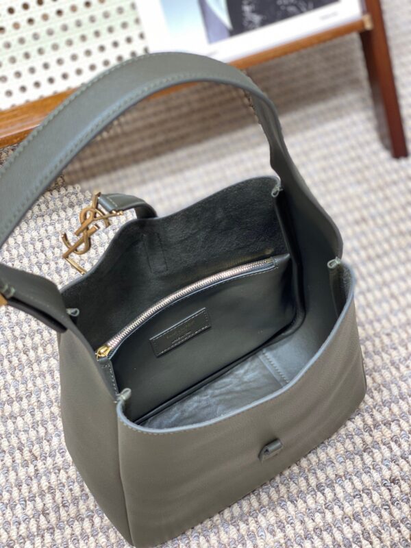 img_aed707d3_20231011_a1697004029678_2581_jpg LE 5 À 7 SMALL SUPPLE 22 IN DARK GREEN CALFSKIN GOLD BUCKLE