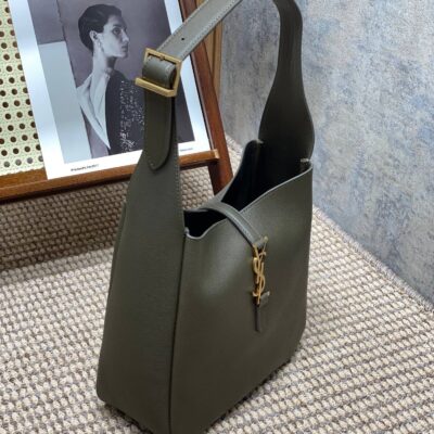 img_aed707d3_20231011_a1697004030094_3808_jpg LE 5 À 7 SMALL SUPPLE 22 IN DARK GREEN CALFSKIN GOLD BUCKLE
