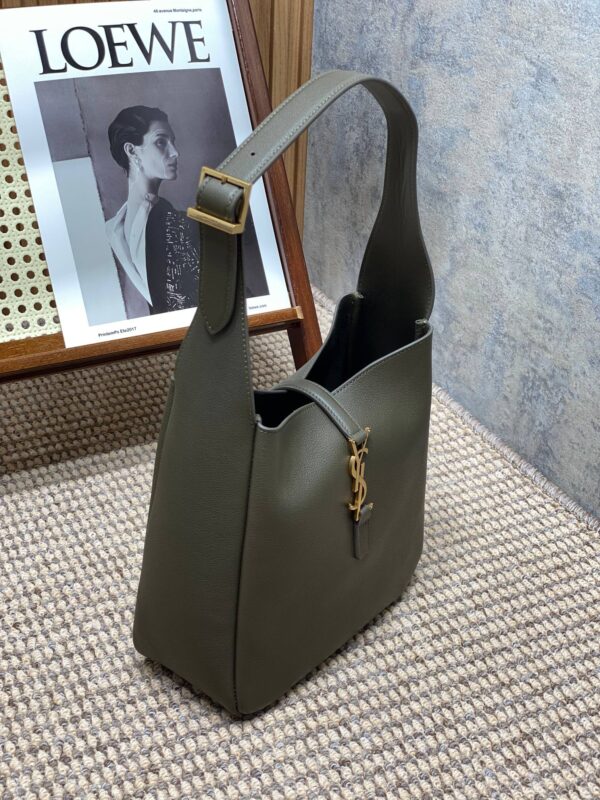 img_aed707d3_20231011_a1697004030094_3808_jpg LE 5 À 7 SMALL SUPPLE 22 IN DARK GREEN CALFSKIN GOLD BUCKLE