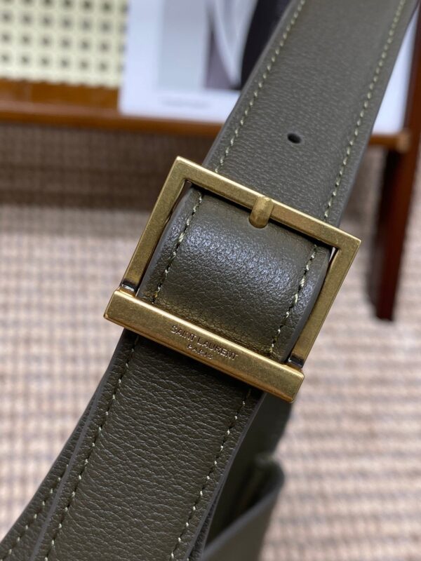 img_aed707d3_20231011_a1697004030326_7142_jpg LE 5 À 7 SMALL SUPPLE 22 IN DARK GREEN CALFSKIN GOLD BUCKLE