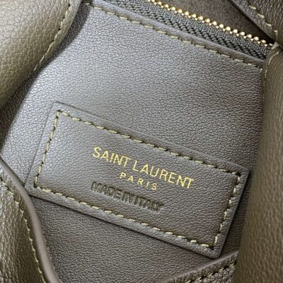 img_aed707d3_20231011_a1697004030859_7304_jpg LE 5 À 7 SMALL SUPPLE 22 IN DARK GREEN CALFSKIN GOLD BUCKLE