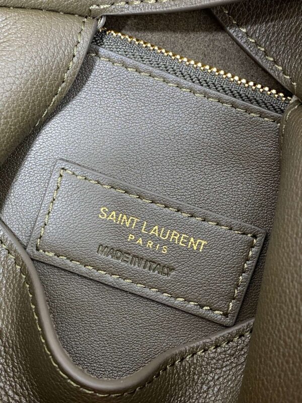 img_aed707d3_20231011_a1697004030859_7304_jpg LE 5 À 7 SMALL SUPPLE 22 IN DARK GREEN CALFSKIN GOLD BUCKLE