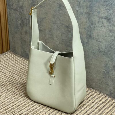 LE 5 À 7 SMALL SUPPLE 22 IN WHITE CALFSKIN GOLD BUCKLE