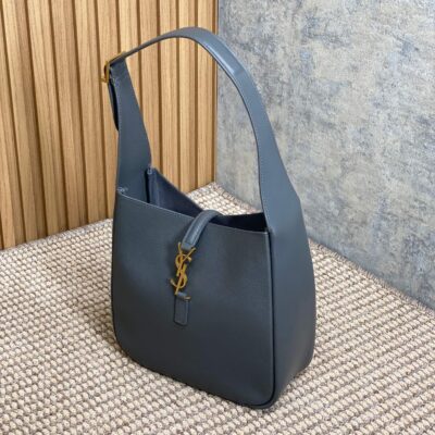 img_aed707d3_20240415_a1713165808740_6173_jpg LE 5 À 7 SMALL SUPPLE 22 IN NEPAL BLUE CALFSKIN GOLD BUCKLE