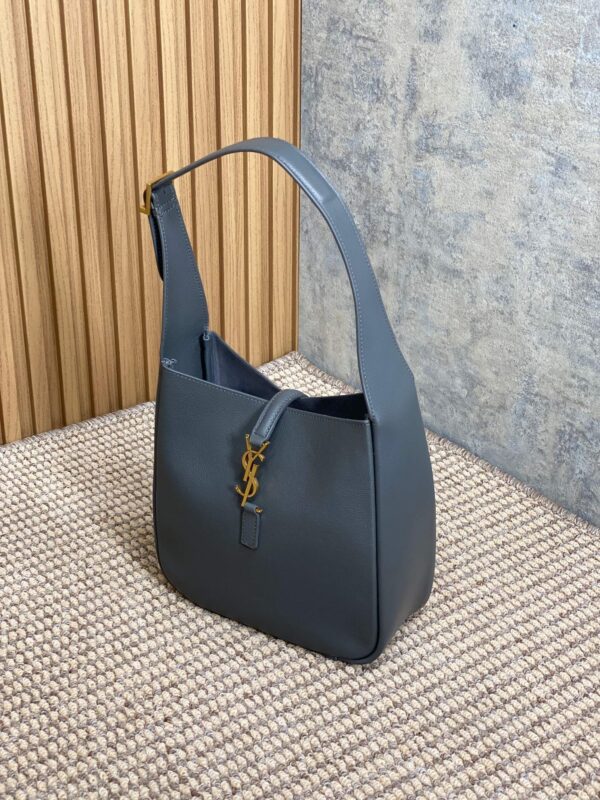 img_aed707d3_20240415_a1713165808740_6173_jpg LE 5 À 7 SMALL SUPPLE 22 IN NEPAL BLUE CALFSKIN GOLD BUCKLE