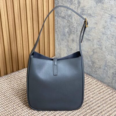 img_aed707d3_20240415_a1713165808799_1684_jpg LE 5 À 7 SMALL SUPPLE 22 IN NEPAL BLUE CALFSKIN GOLD BUCKLE
