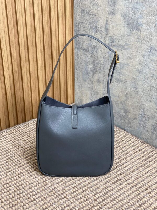 img_aed707d3_20240415_a1713165808799_1684_jpg LE 5 À 7 SMALL SUPPLE 22 IN NEPAL BLUE CALFSKIN GOLD BUCKLE